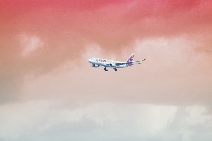 un avion volando en el cielo