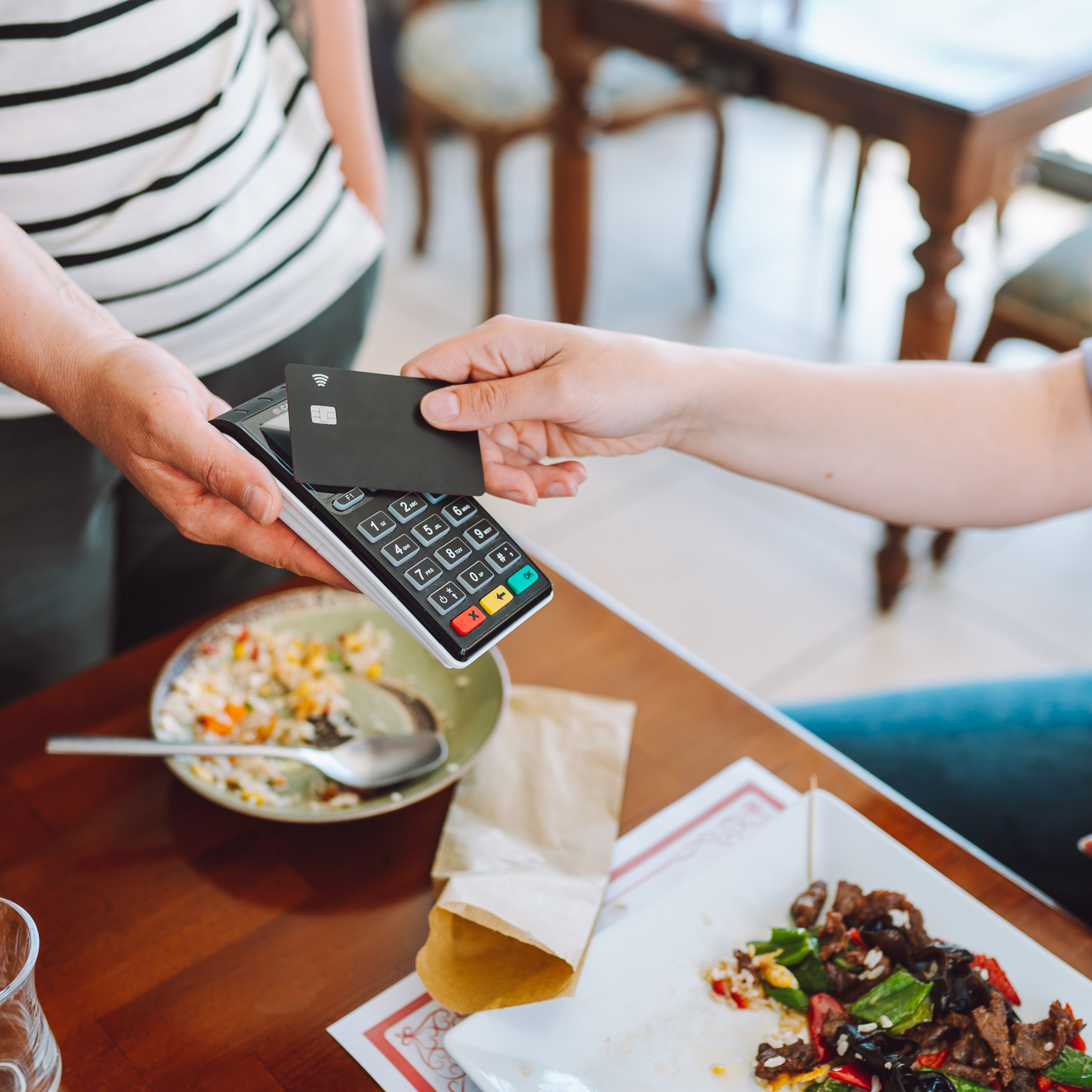 Come si divide il conto al ristorante? Parla l'esperta di galateo