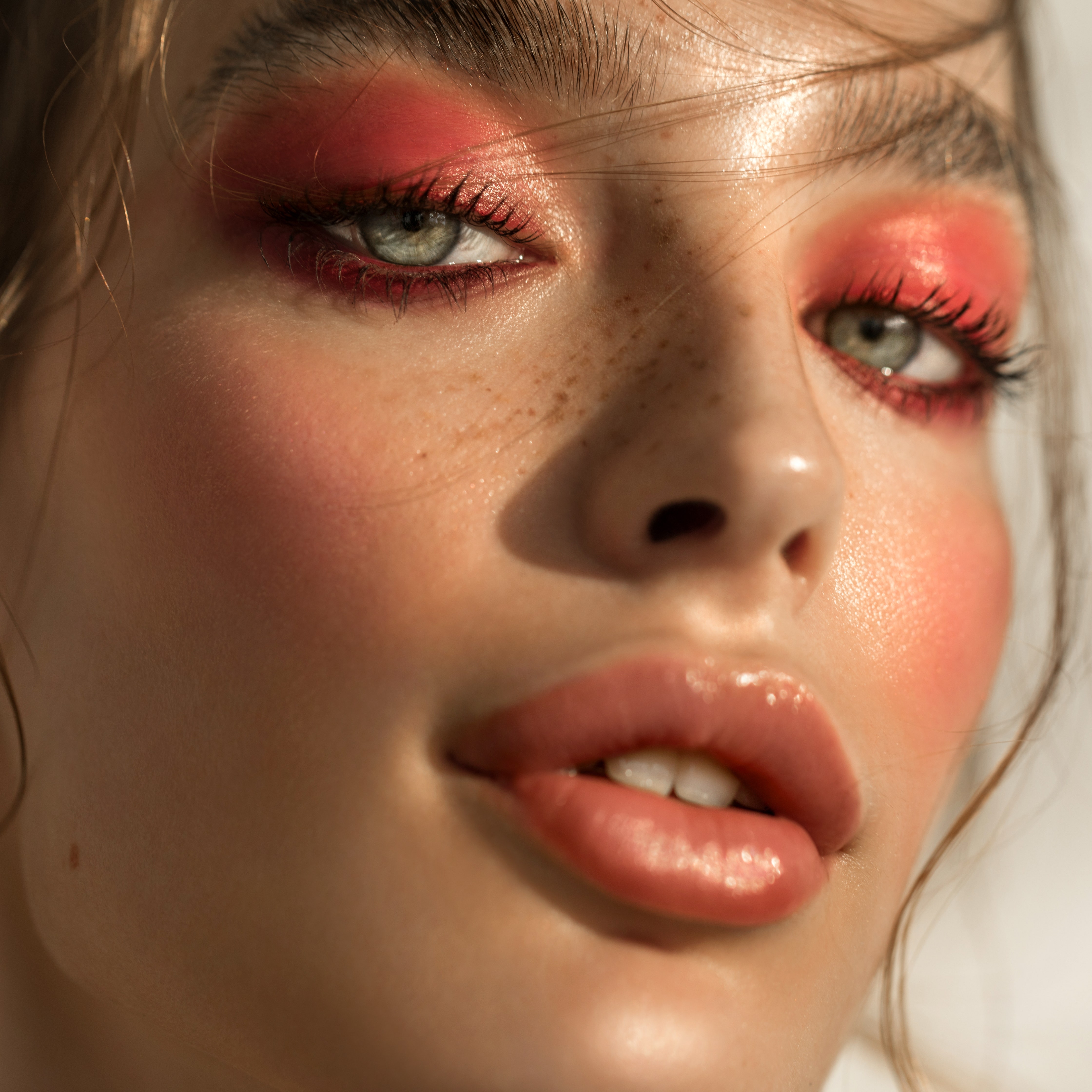 Summer spritz glow, il trend make-up che ricrea sul viso la magia dell'estate a tinte vitaminiche