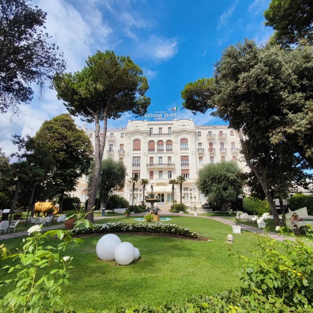 Dentro il Grand Hotel di Rimini, dove si è sposata Simona Ventura: la location, la torta monumentale, il menu