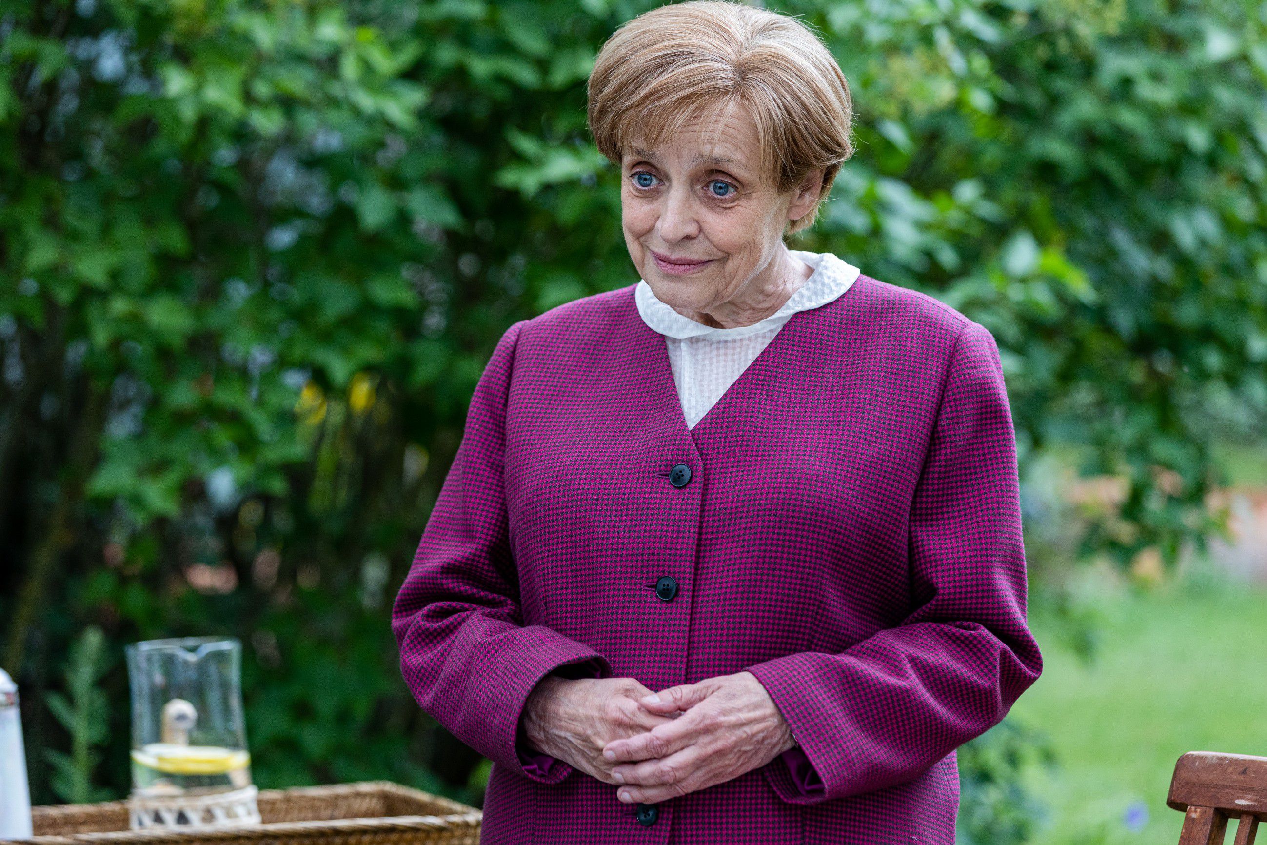 Miss Merkel: arriva su Rai2 la strana serie in cui l'ex cancelliera diventa Jessica Fletcher