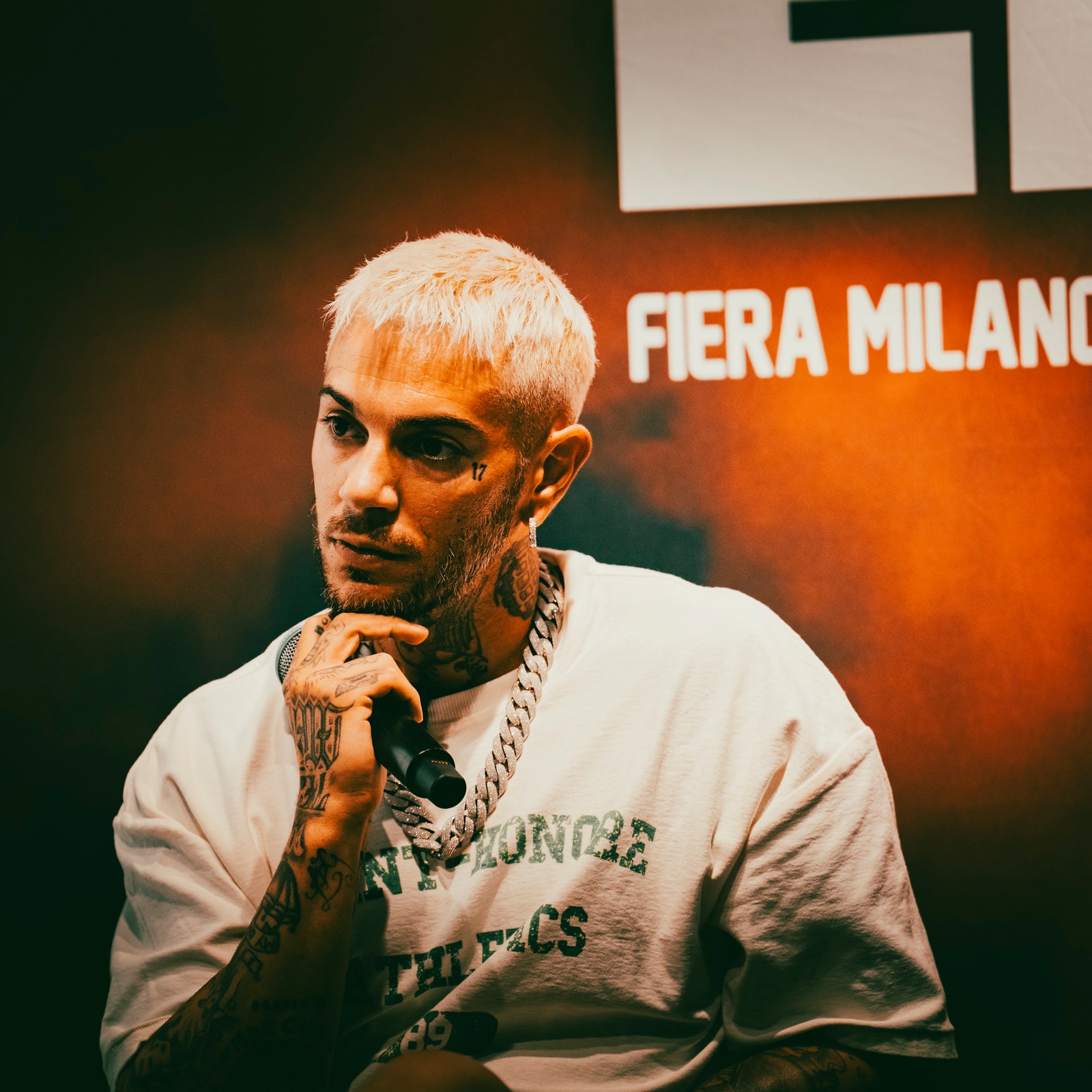 Emis Killa: «Il disagio dei giovani non dipende dai testi dei rapper. Io a Sanremo 2025? Carlo Conti mi sta simpatico»