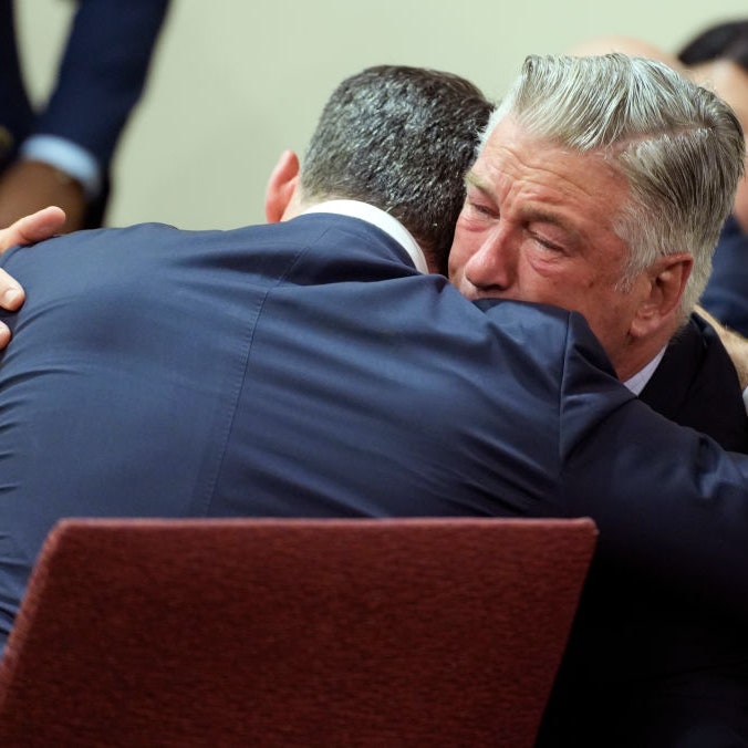 Alec Baldwin in lacrime: archiviato il processo che lo vedeva coinvolto per omicidio colposo