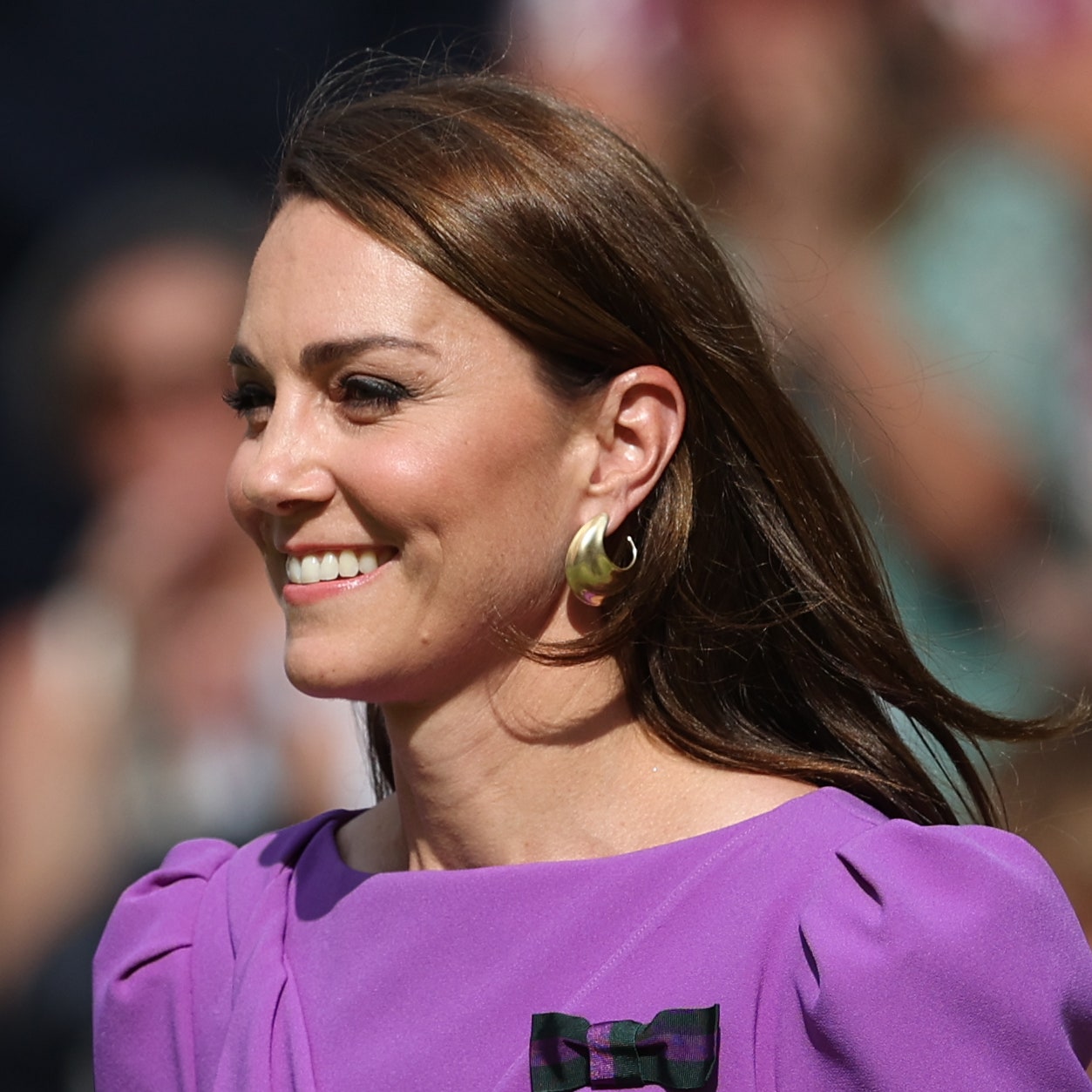 Il brand degli orecchini indossati da Kate Middleton per il suo grande ritorno piace anche ad Hailey Bieber e tante altre star