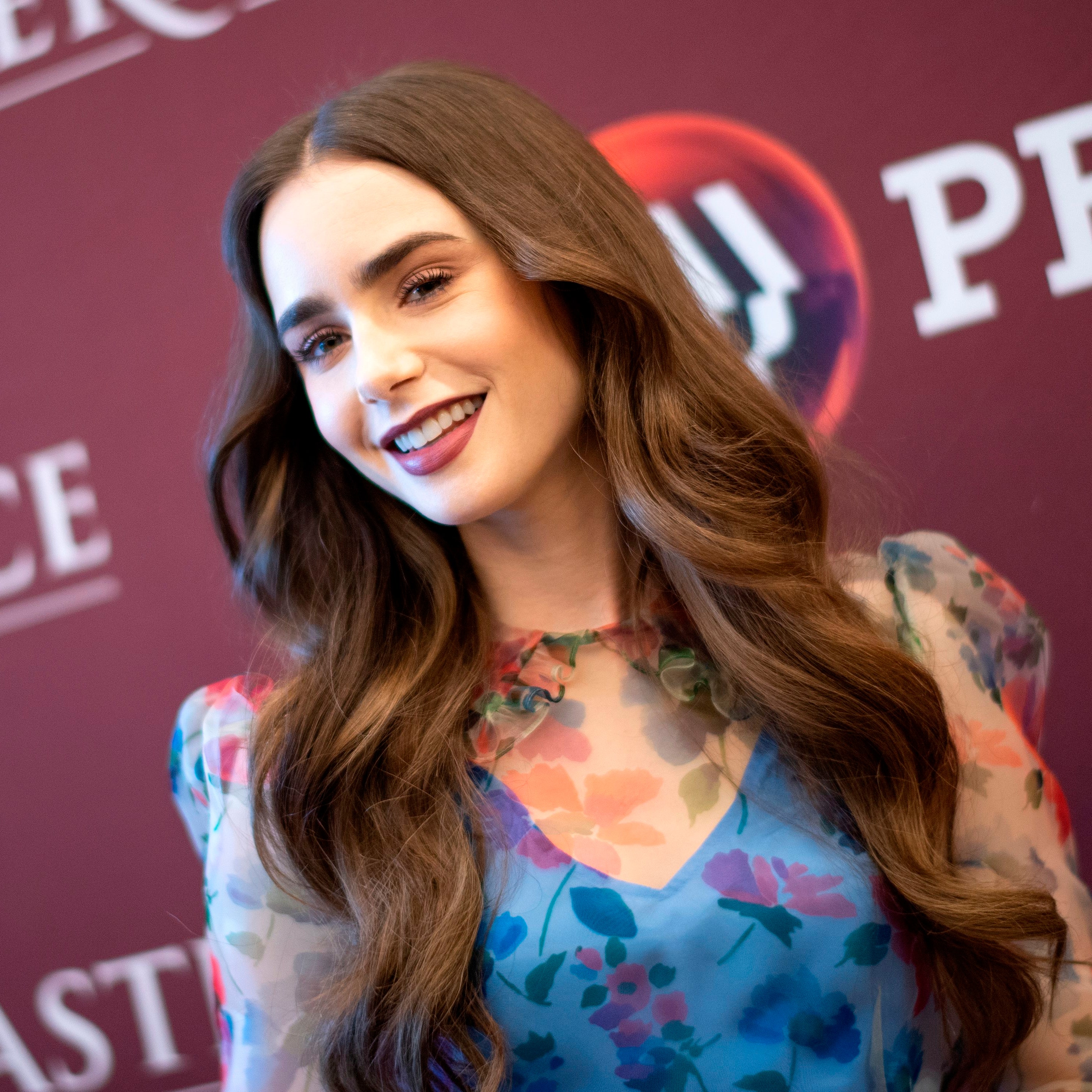 #Goodhairday: Lily Collins, dai colpi di testa sempre à la page