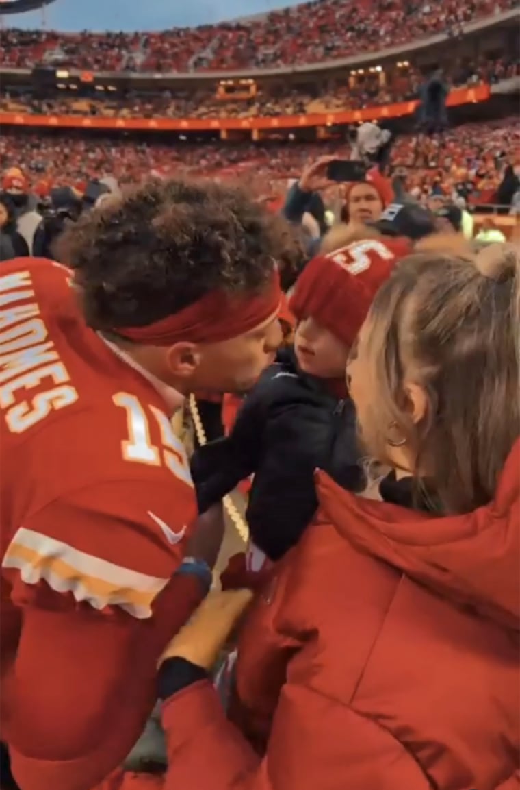 Patrick Mahomes gives his daughter a kiss.