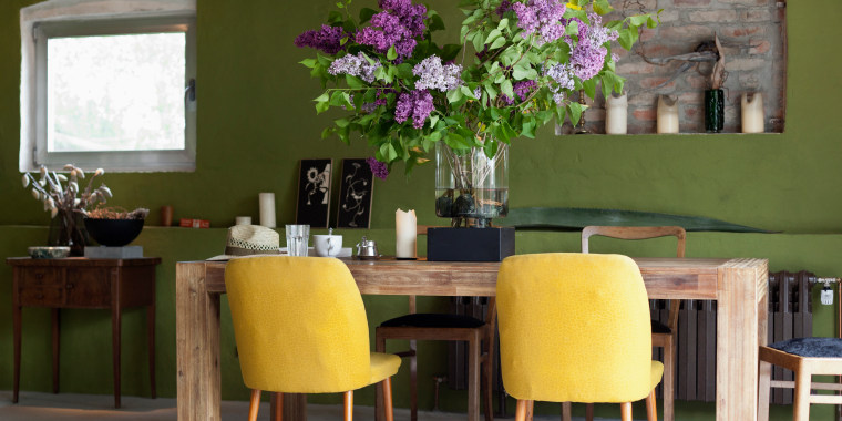 Image: Green dining room with fowers