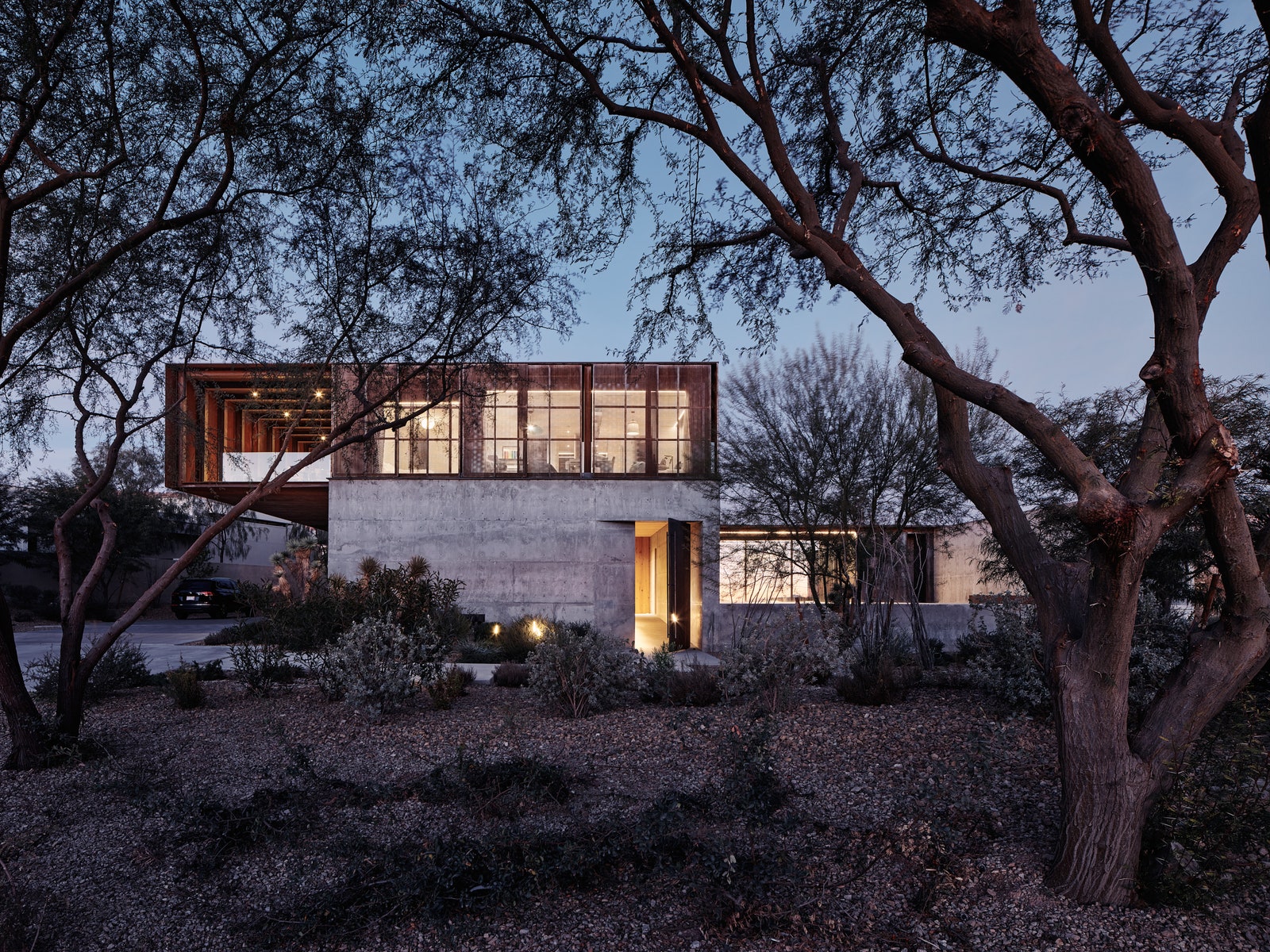 exterior de casa brutalista en el desierto