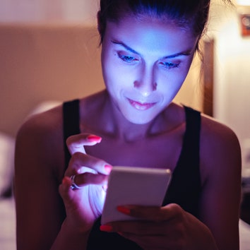 Here's What Blue Light From Phones Actually Does to Your Skin
