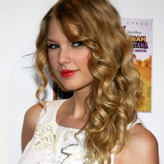 Taylor Swift with loose curls
