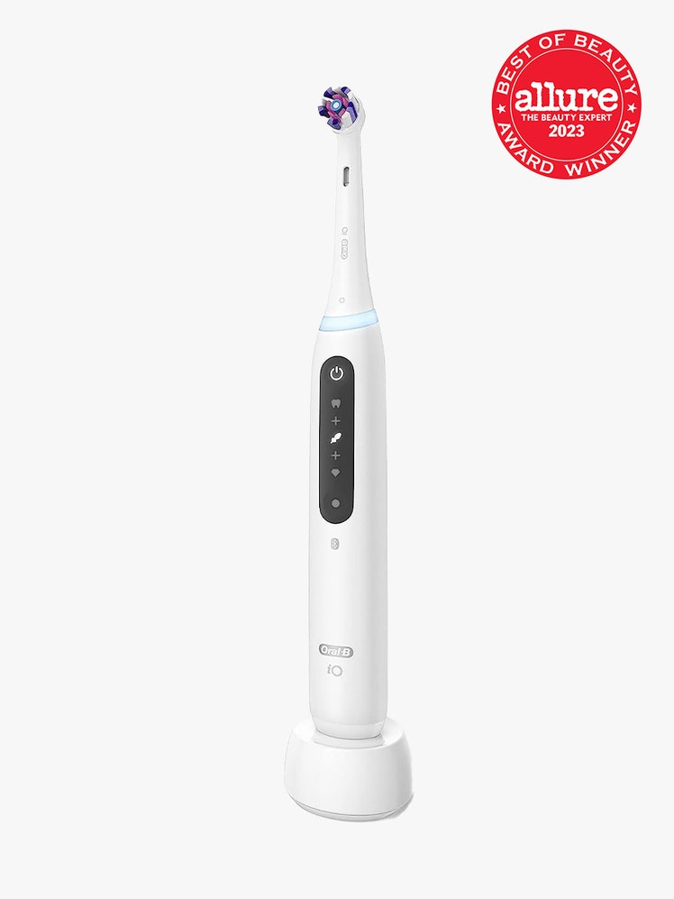 Oral-B iO Series 5 in white with red best of beauty seal on light grey background