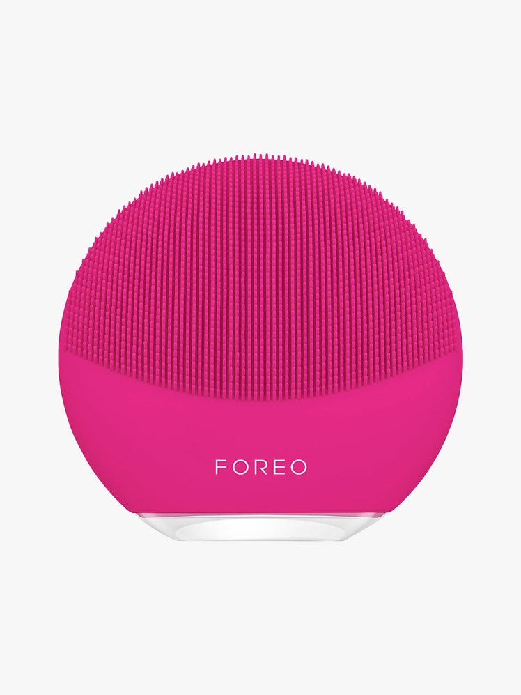 Foreo Luna Mini 3 round pink facial cleansing brush on light gray background