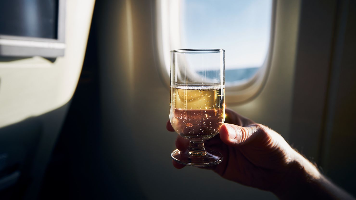 Sleep on a plane is worse in quality and quantity after drinking alcohol, according to a new study.