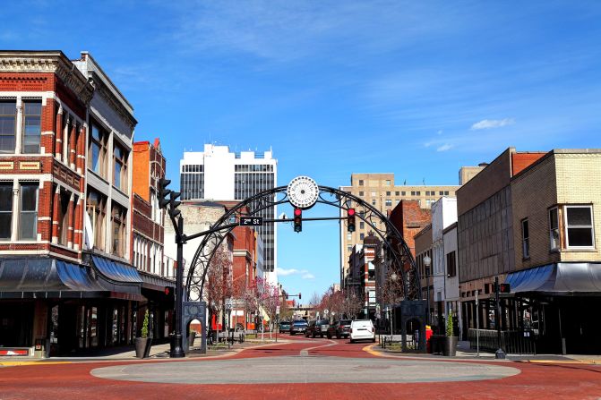 <strong>Indiana:</strong> In Evansville, qualified applicants can take advantage of a $7,200 incentive that includes $5,000 in cash, museum passes and a one-year membership to the oldest urban old-growth forest in the US.