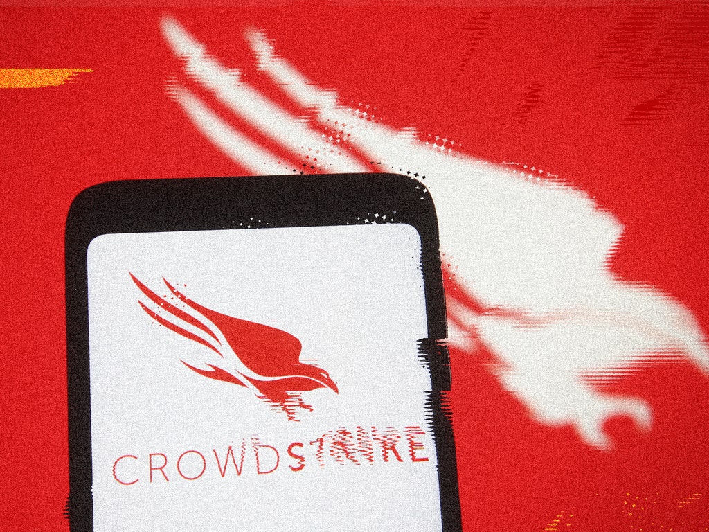 ¿Cómo una mala actualización de CrowdStrike colapsó las computadoras de todo el mundo?