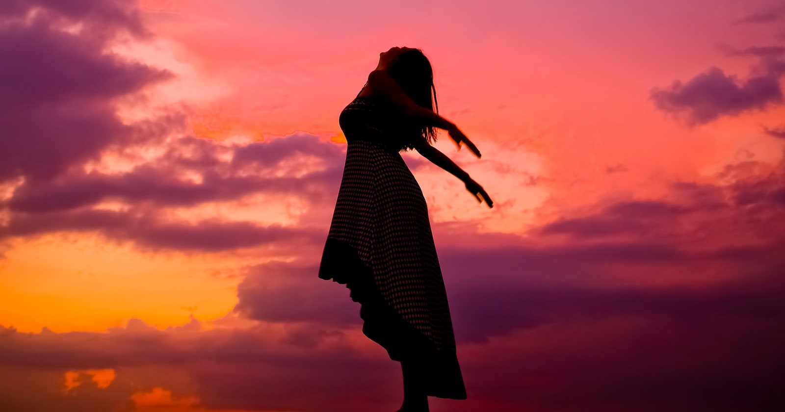 mujer en atardecer