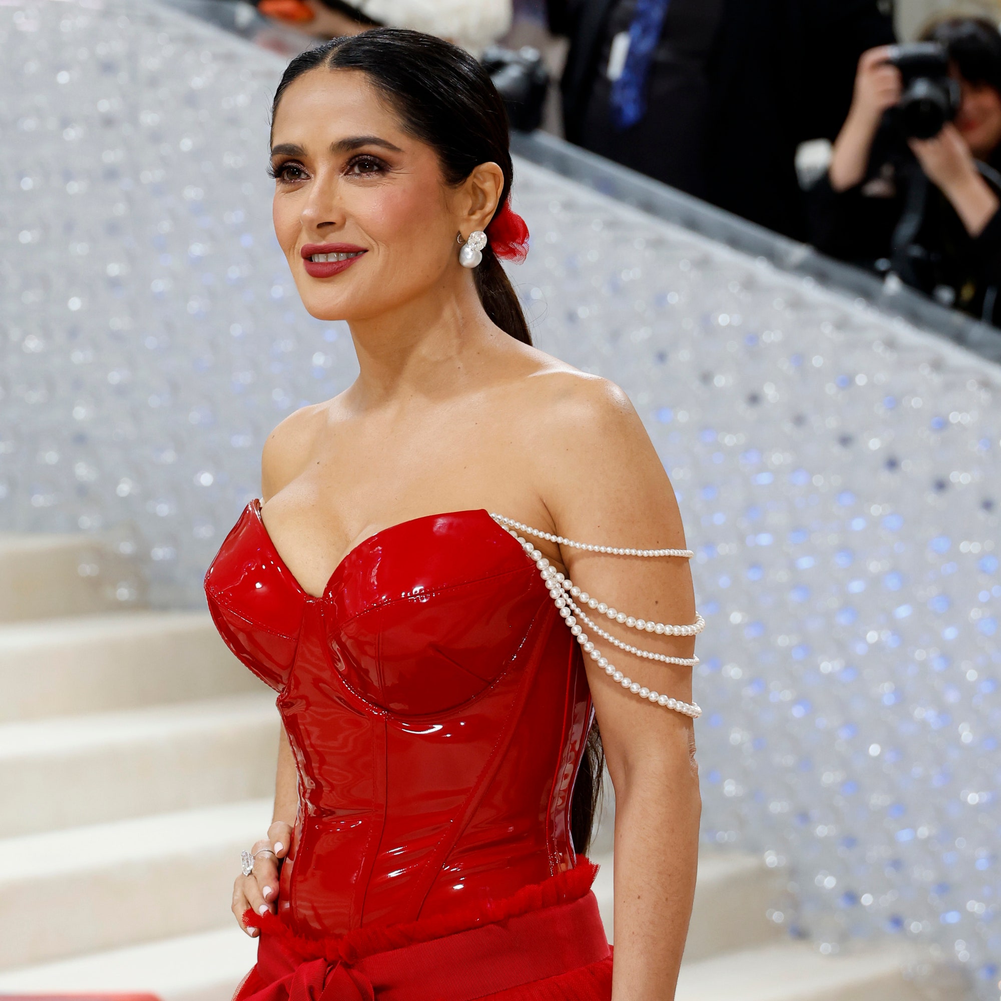 Salma Hayek revive el vestido de los 90's más elegante para llevar a los 50+