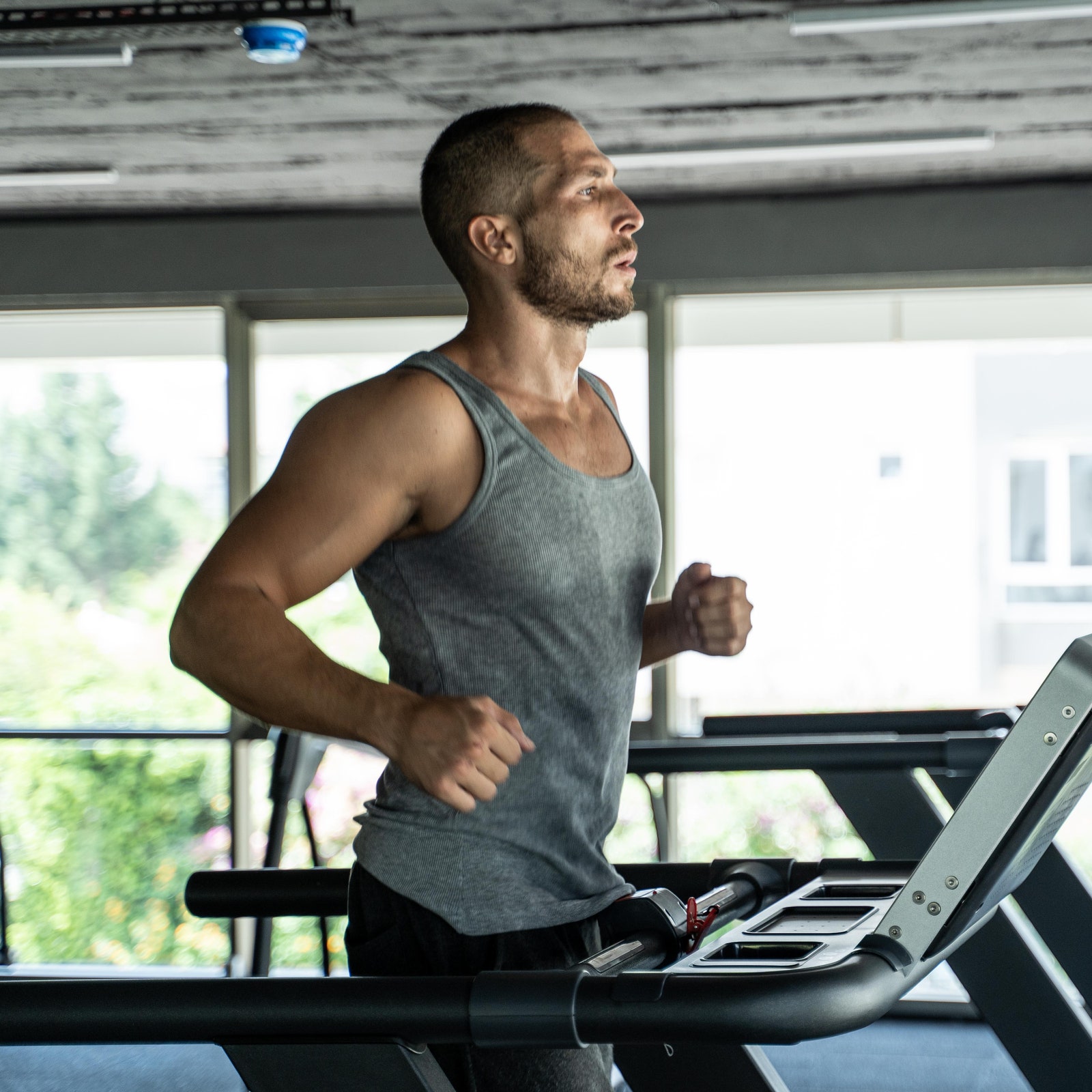 Bauchfett einfach verbrennen: Die 4 besten Übungen von einem Personal Trainer