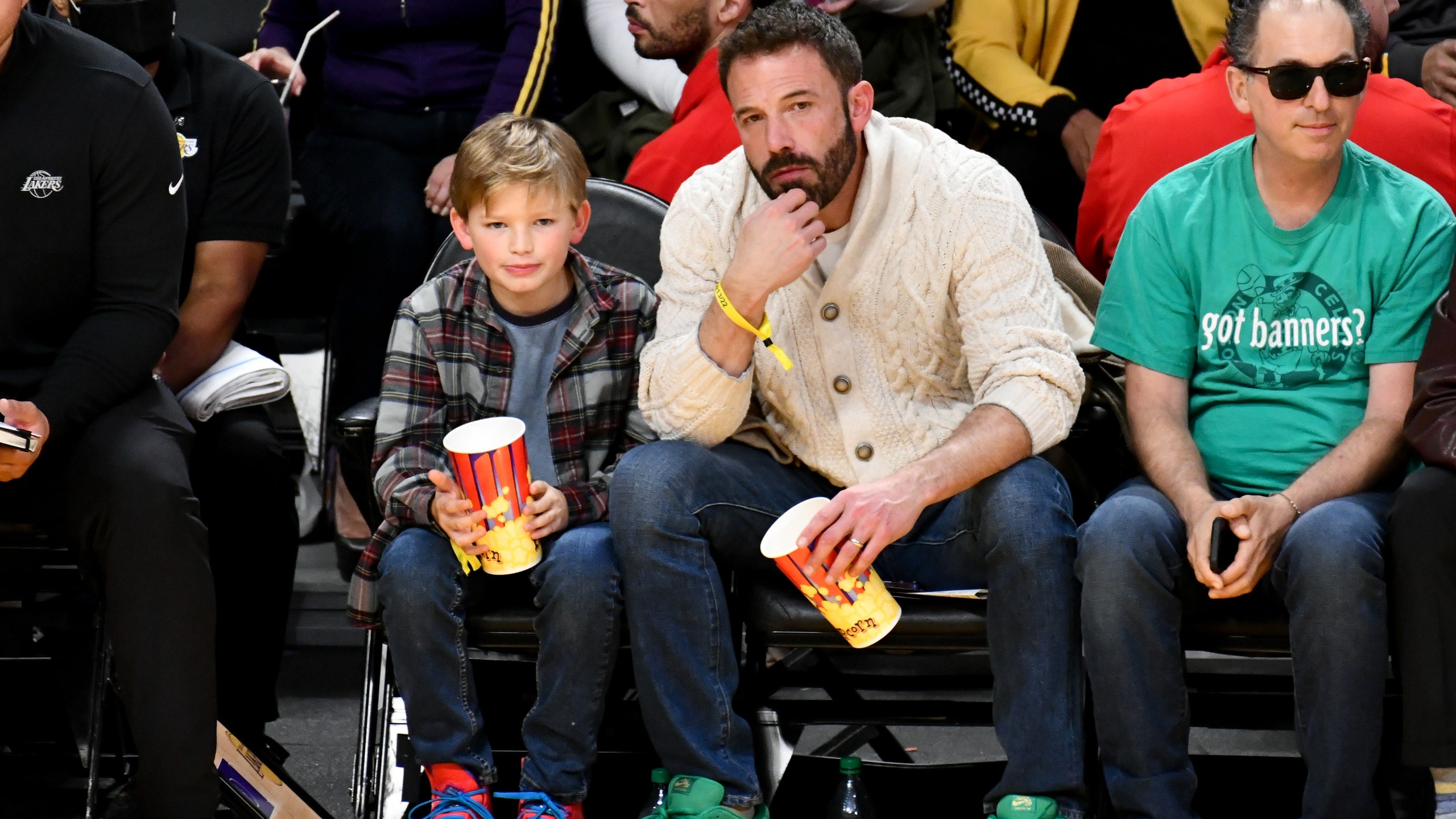 Ben Affleck usa tenis Nike Dunk Low SB ‘St Patrick's Day en color verde y suter beige de punto con jeans