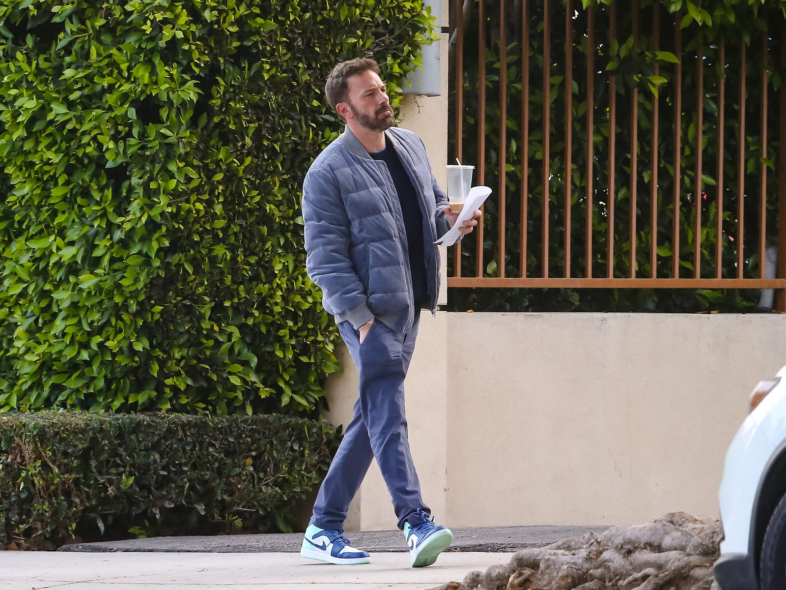 Ben Affleck usando los Air Jordan 1 Mid Mystic Navy Mint Foam.