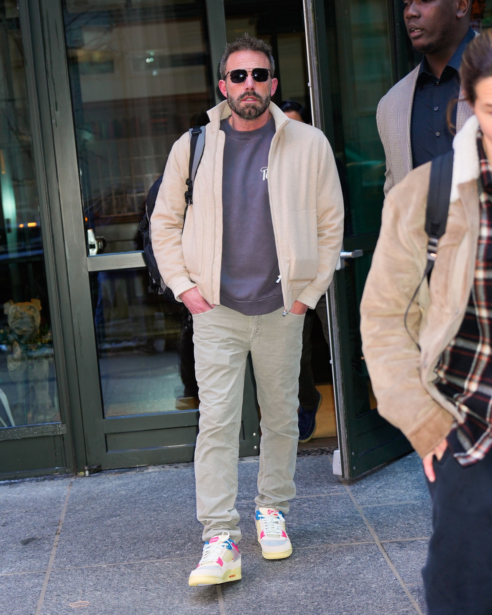 Ben Affleck usando los Air Jordan 4 x Union LA “Guava Ice”.