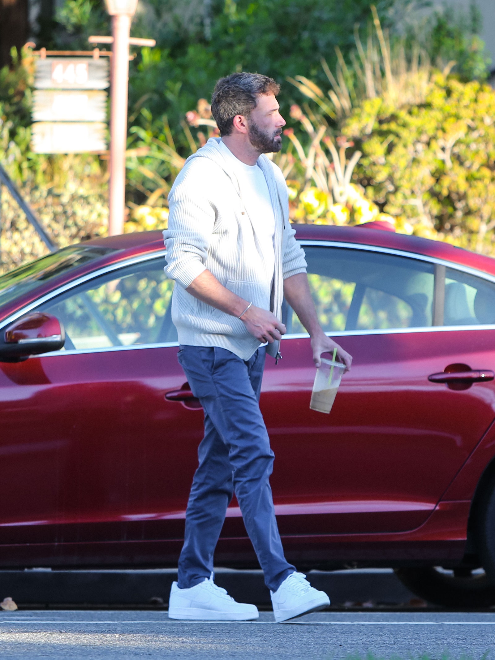 Ben Affleck y sus Nike Air Force 1 Low Triple White.