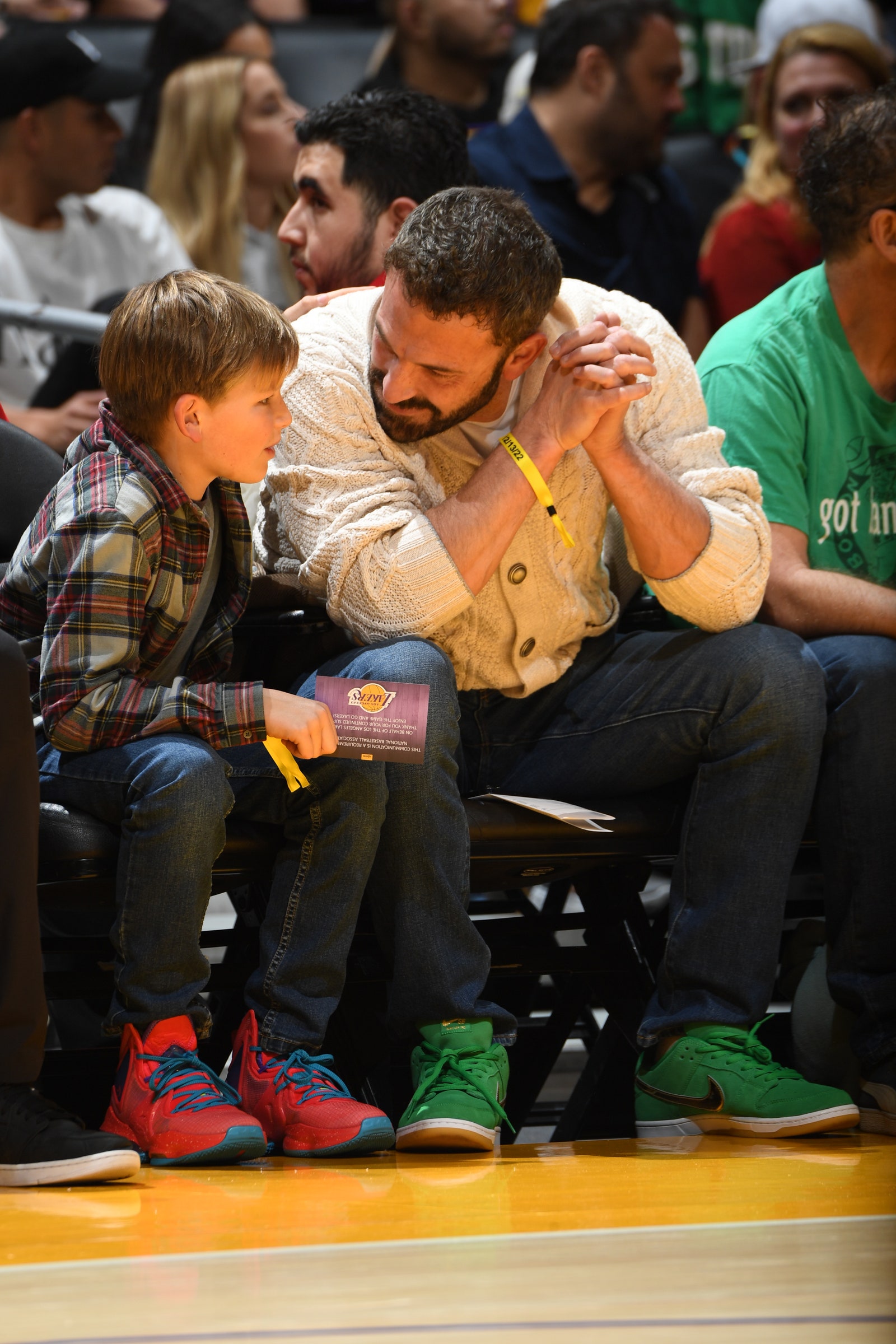 Ben Affleck usando los Nike SB Dunk Low “St. Patrick's Day”.