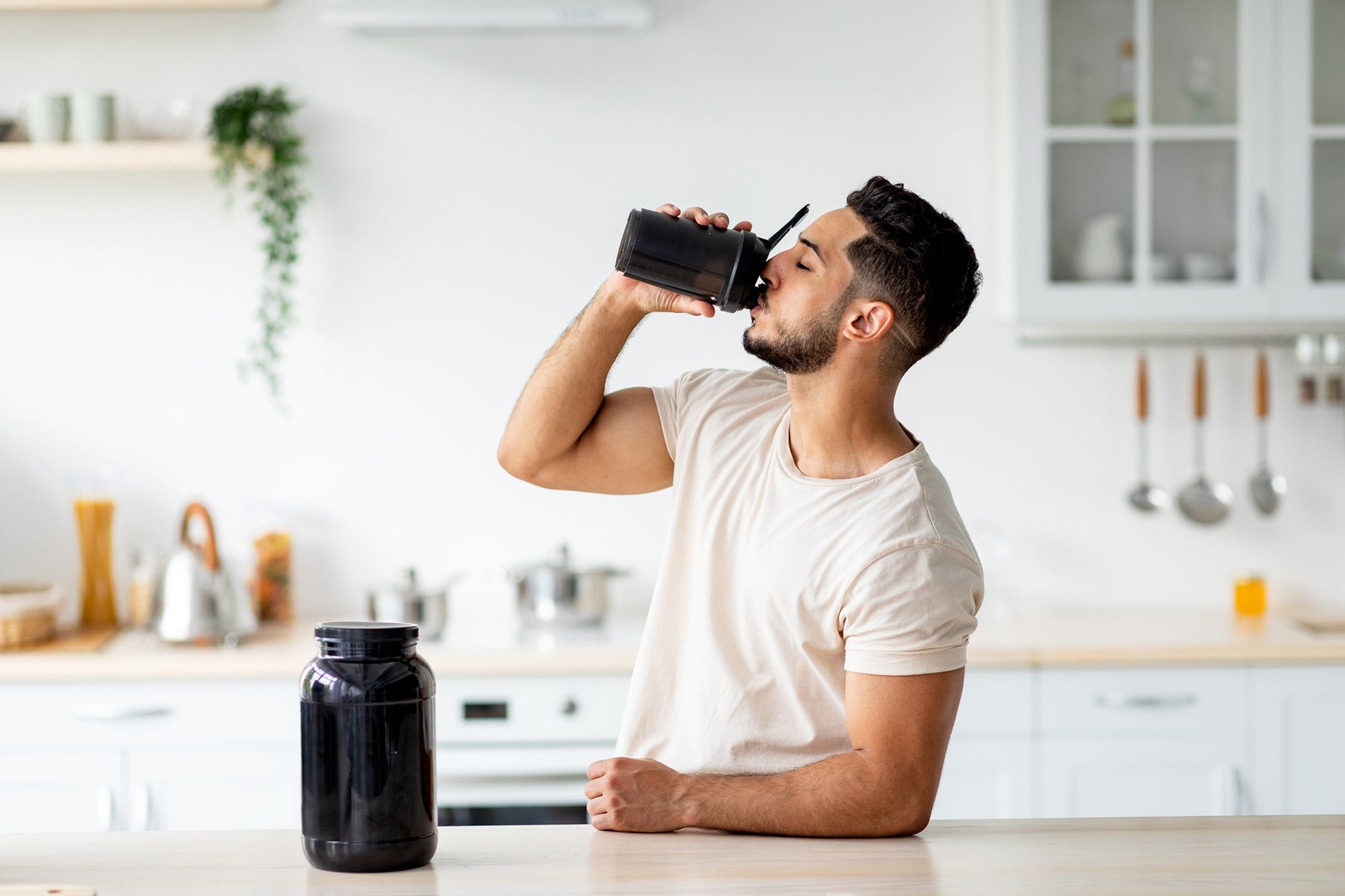 Hombre tomando licuado de suplementos.