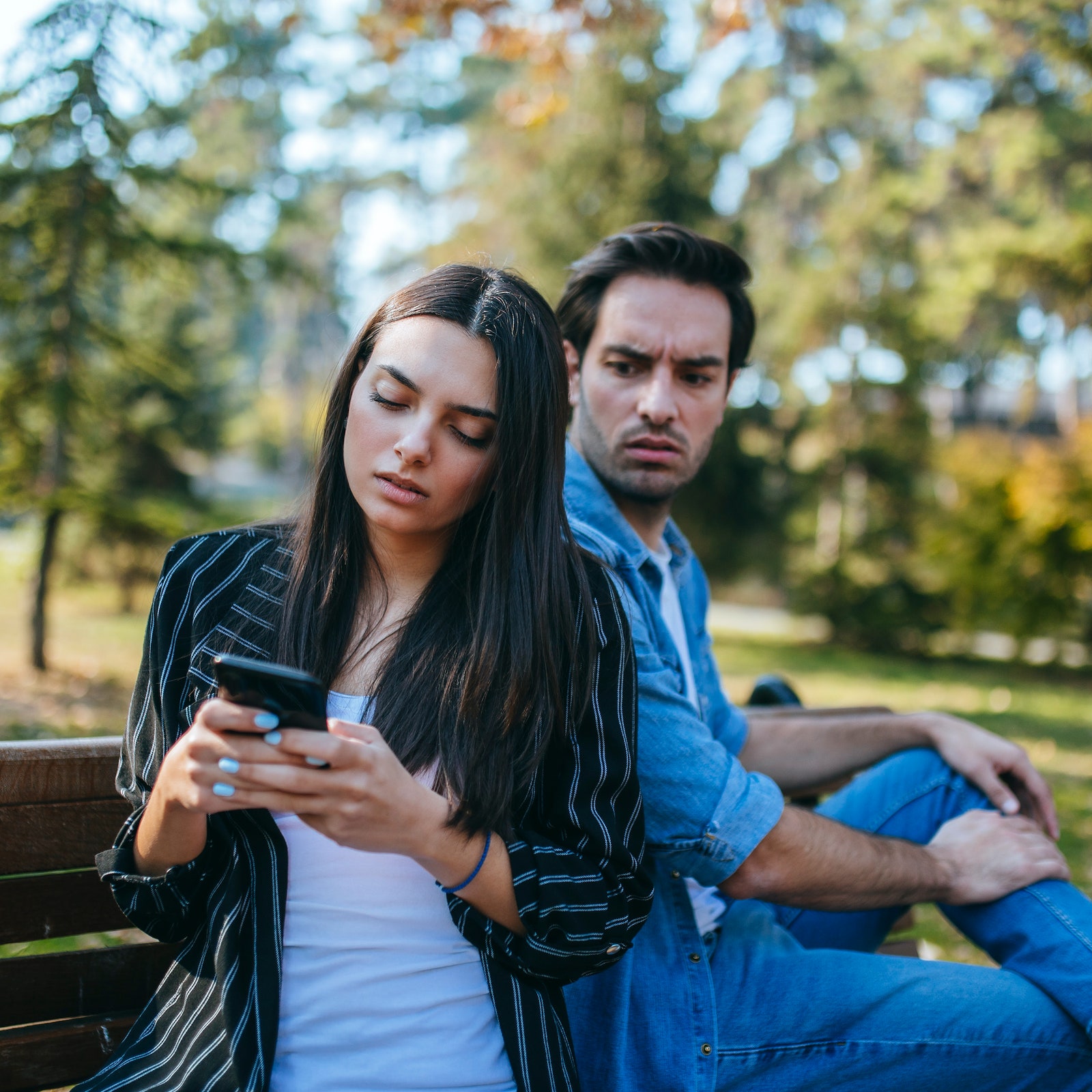 ¿Qué tan malo es revisar el teléfono de tu pareja cuando no está mirando?