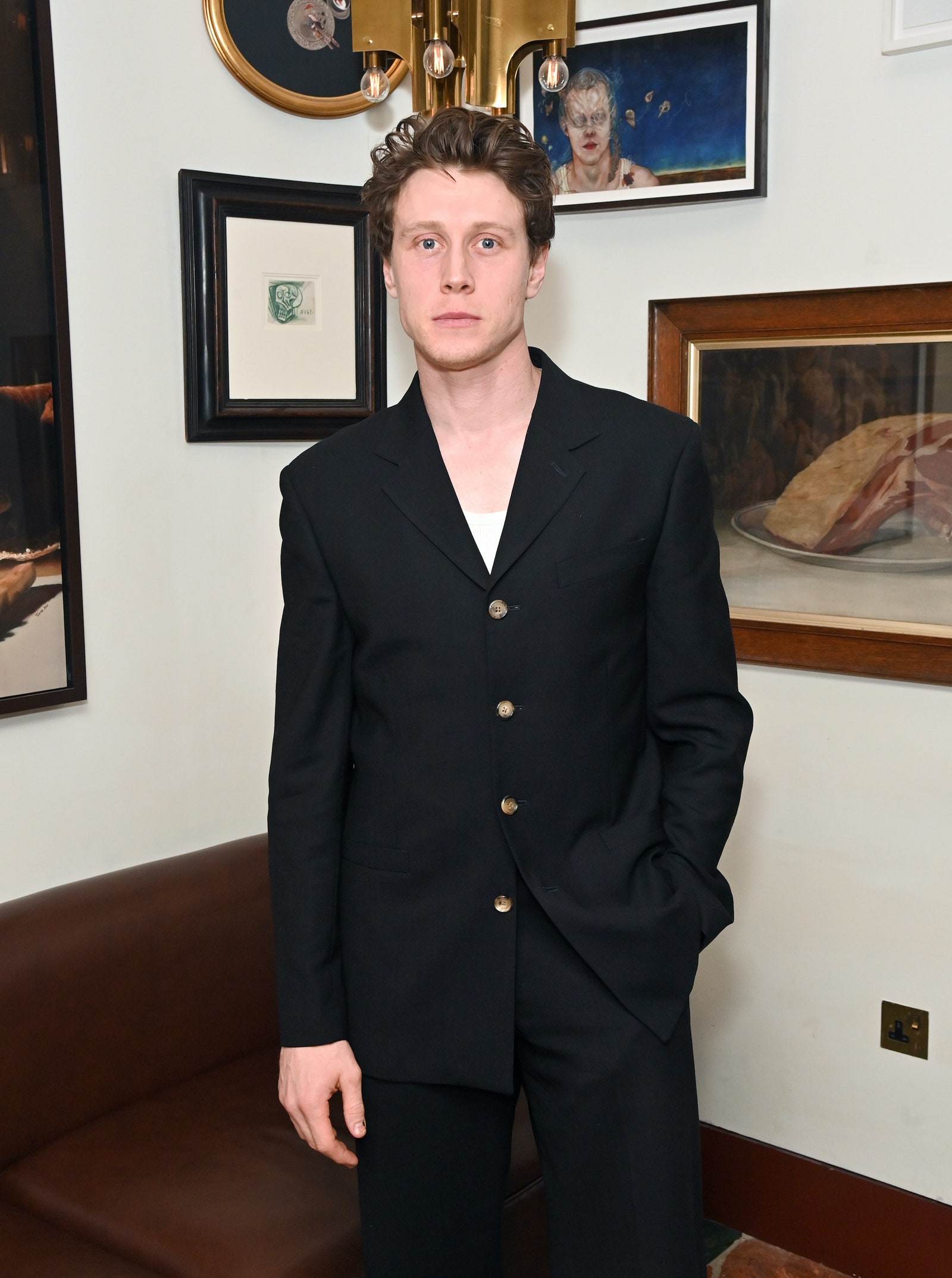 George MacKay es uno de los hombres mejor vestidos de 2024