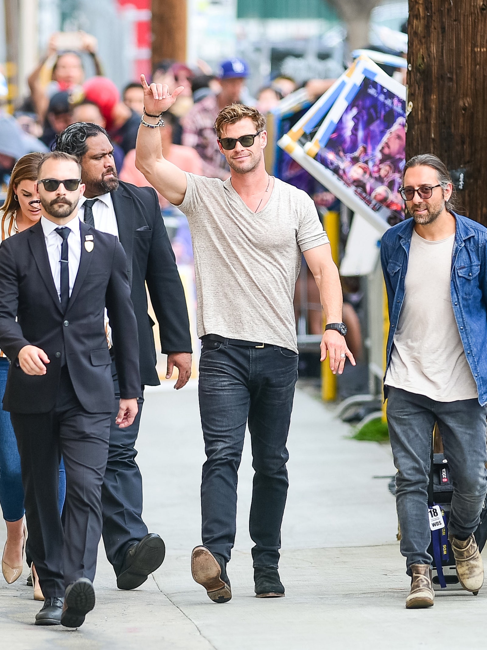 Chris Hemsworth usando pantalones de mezclilla con botas negras y playera