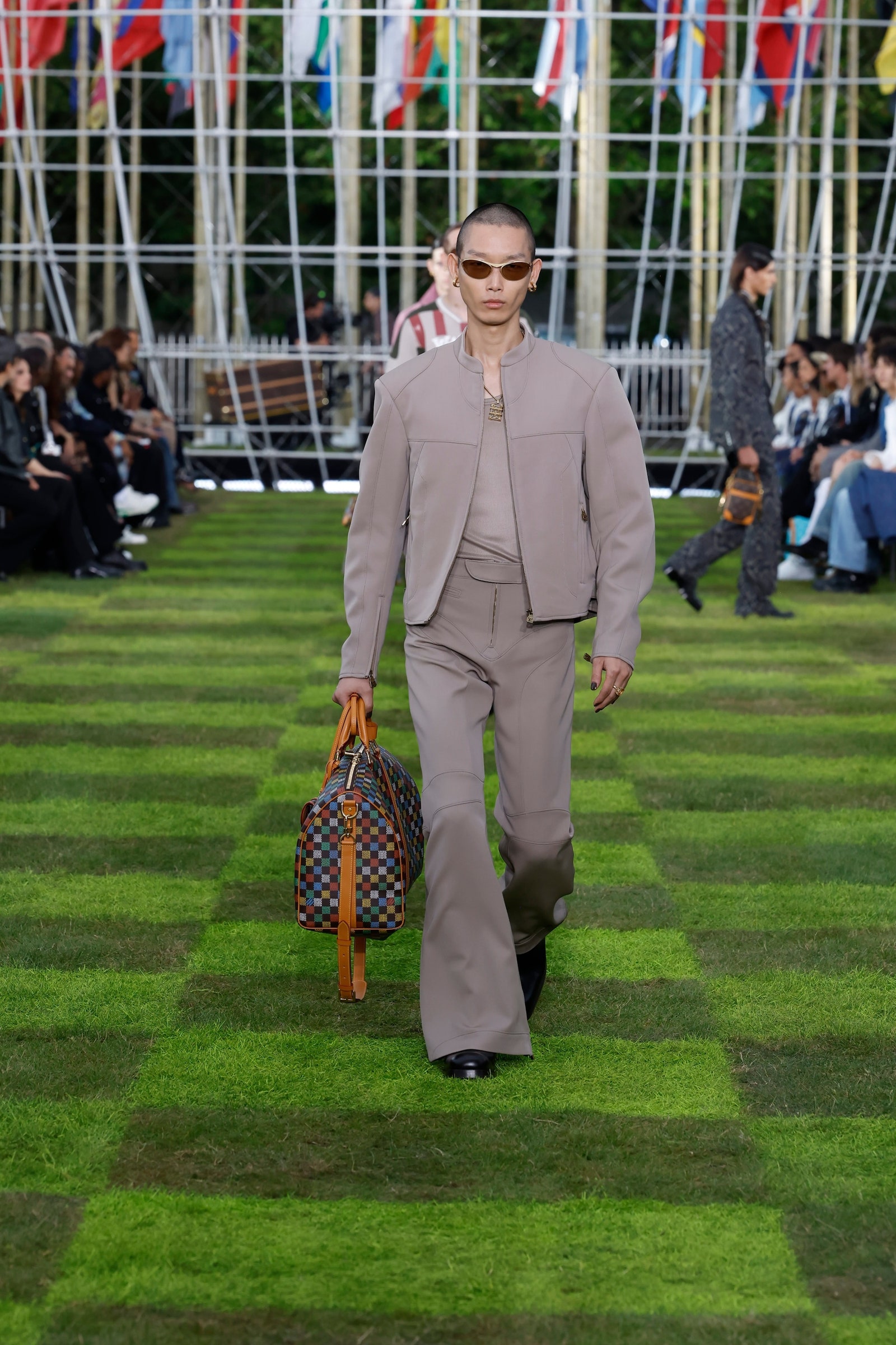 Modelo con traje gris y bolsa