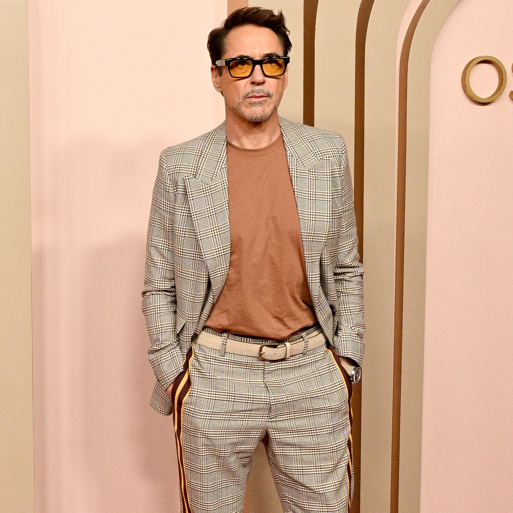 Los 5 básicos de Robert Downey Jr para verte relajadamente elegante a los 50+