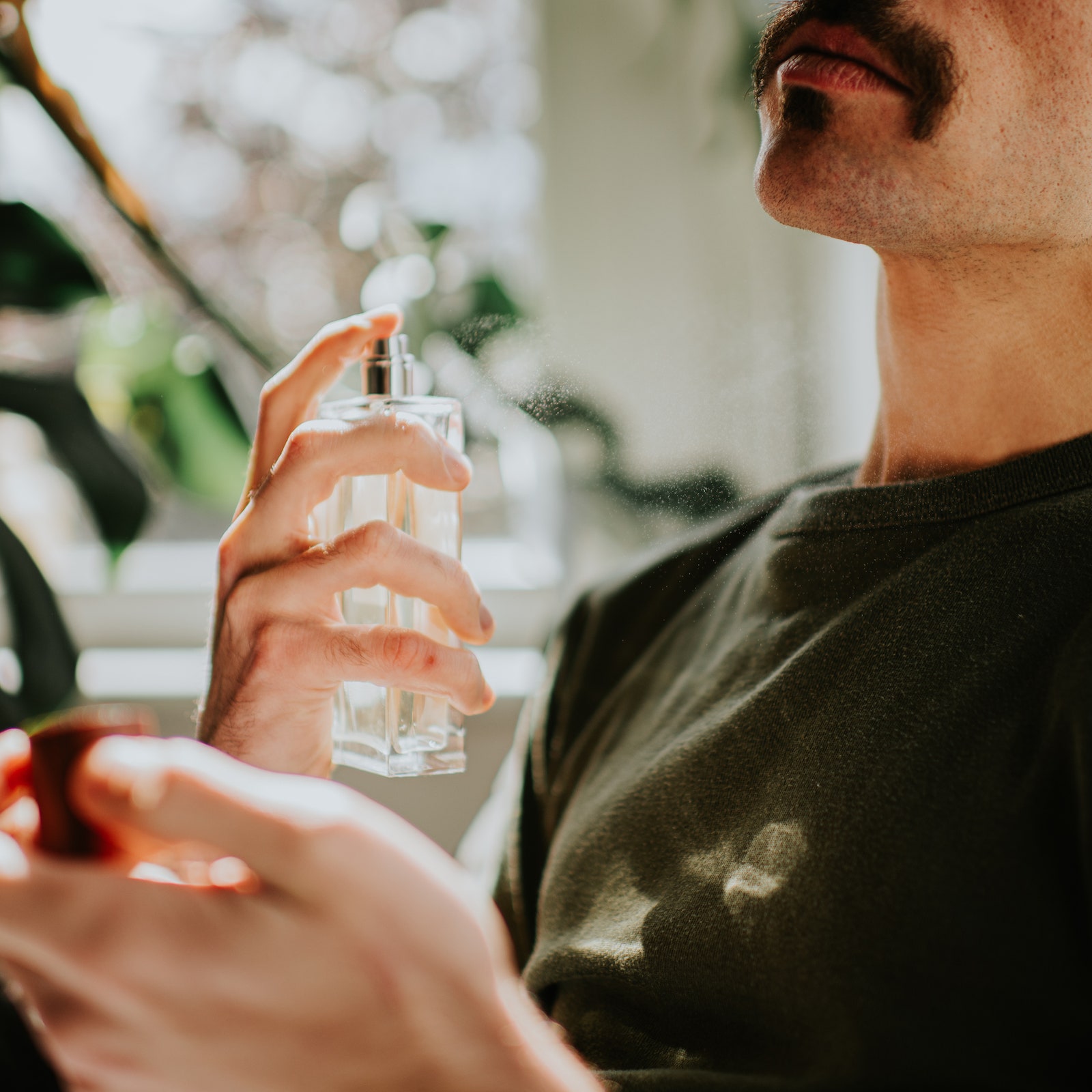 Perfumes que caracterizan a un hombre de 40+ con buen gusto en días lluviosos