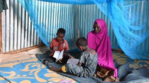 Uguso Muhumed and her children at the at the Shabeley Internally Displaced People (IDP) site in Ethiopia’s Somali region. Photo: PATH/Fethi Adem.