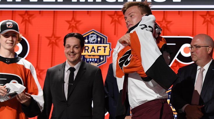 Matvei-Michkov-Danny-Briere-Flyers-NHL-Draft-2023.jpg