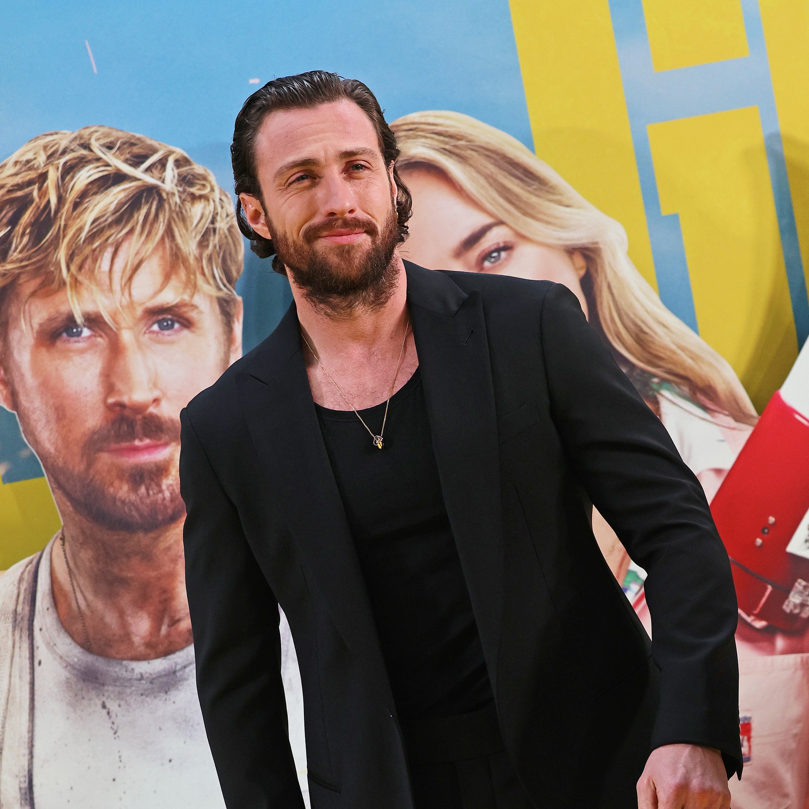 Todos queremos llevar el traje con camiseta de tirantes como Aaron Taylor-Johnson en la premiere de El Especialista en Londres