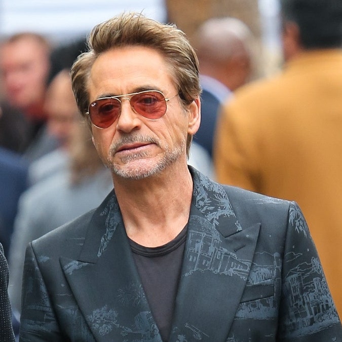 A Robert Downey Jr no le asusta un traje de pata ancha