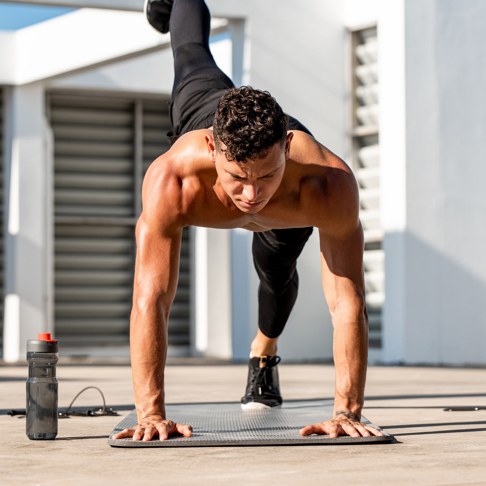 Por qué entrenar fuerza con nuestro propio cuerpo puede ser tan efectivo como hacerlo con pesas en el gimnasio