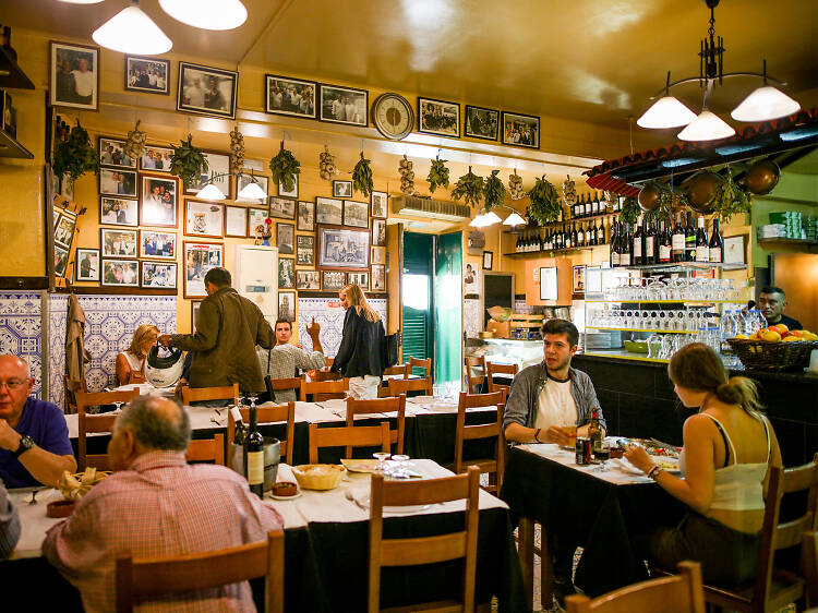 Presenta tus respetos al bacalao en Zé da Mouraria