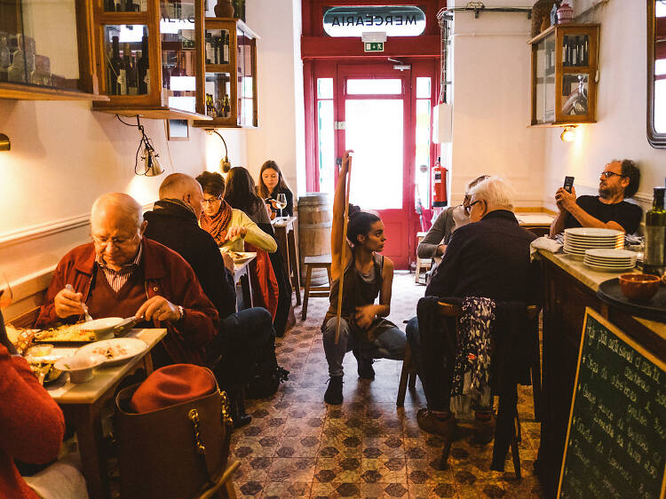 Espera tu turno para una cena increíble en Taberna da Rua das Flores