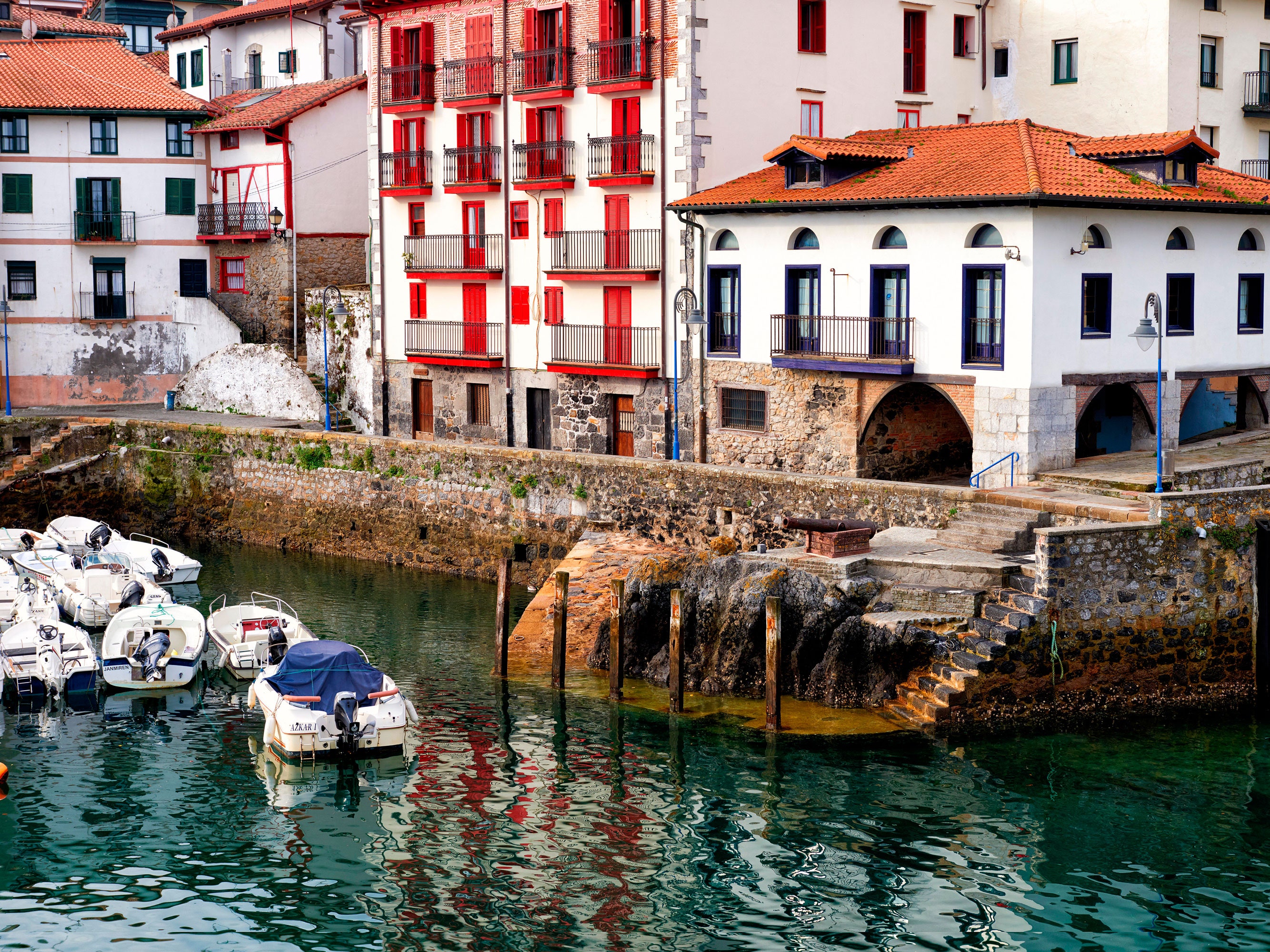 Pueblos costeros de España no tan conocidos para visitar este verano