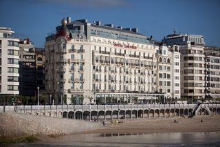 El Hotel de Londres y de Inglaterra lleva ms de 150 años contemplando la hermosa bahía de La Concha. Sus interiores nos...