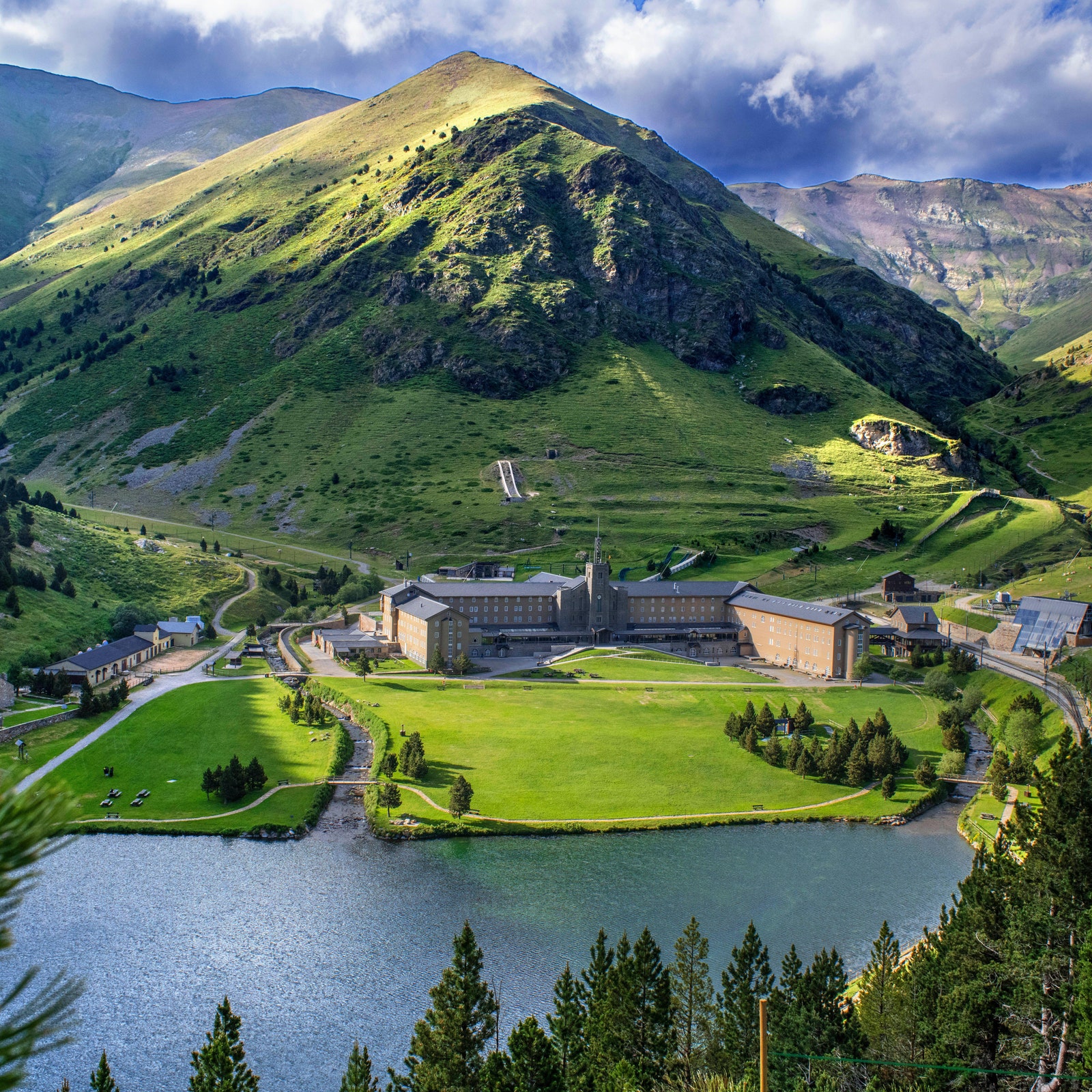 Vall de Núria: un santuario en los Pirineos y el paraíso que todo amante de las montañas debe conocer