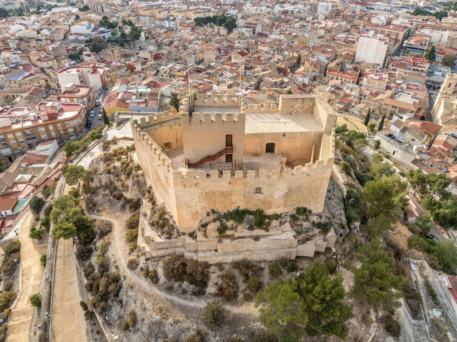 Petrer: Moros y Cristianos y casas cueva