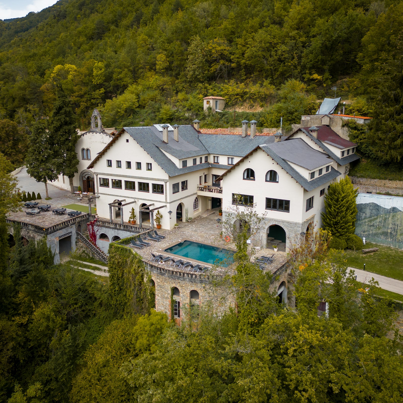 Bosque privado, arquitectura victoriana y desconexión absoluta en este pequeño y encantador hotelito del Pirineo catalán