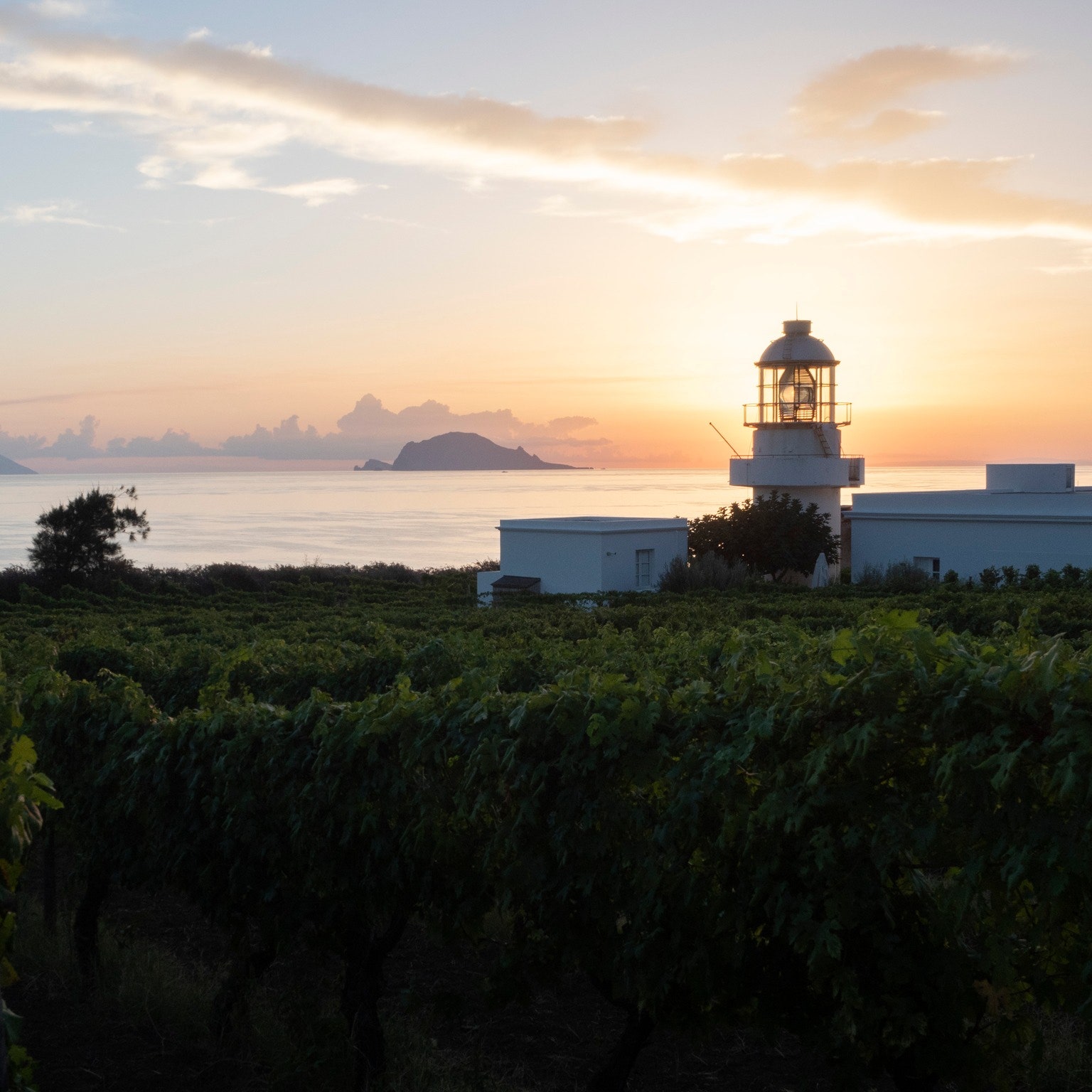 Un antiguo faro se convierte en el alojamiento más codiciado de las Islas Eolias (y es fácil adivinar por qué)