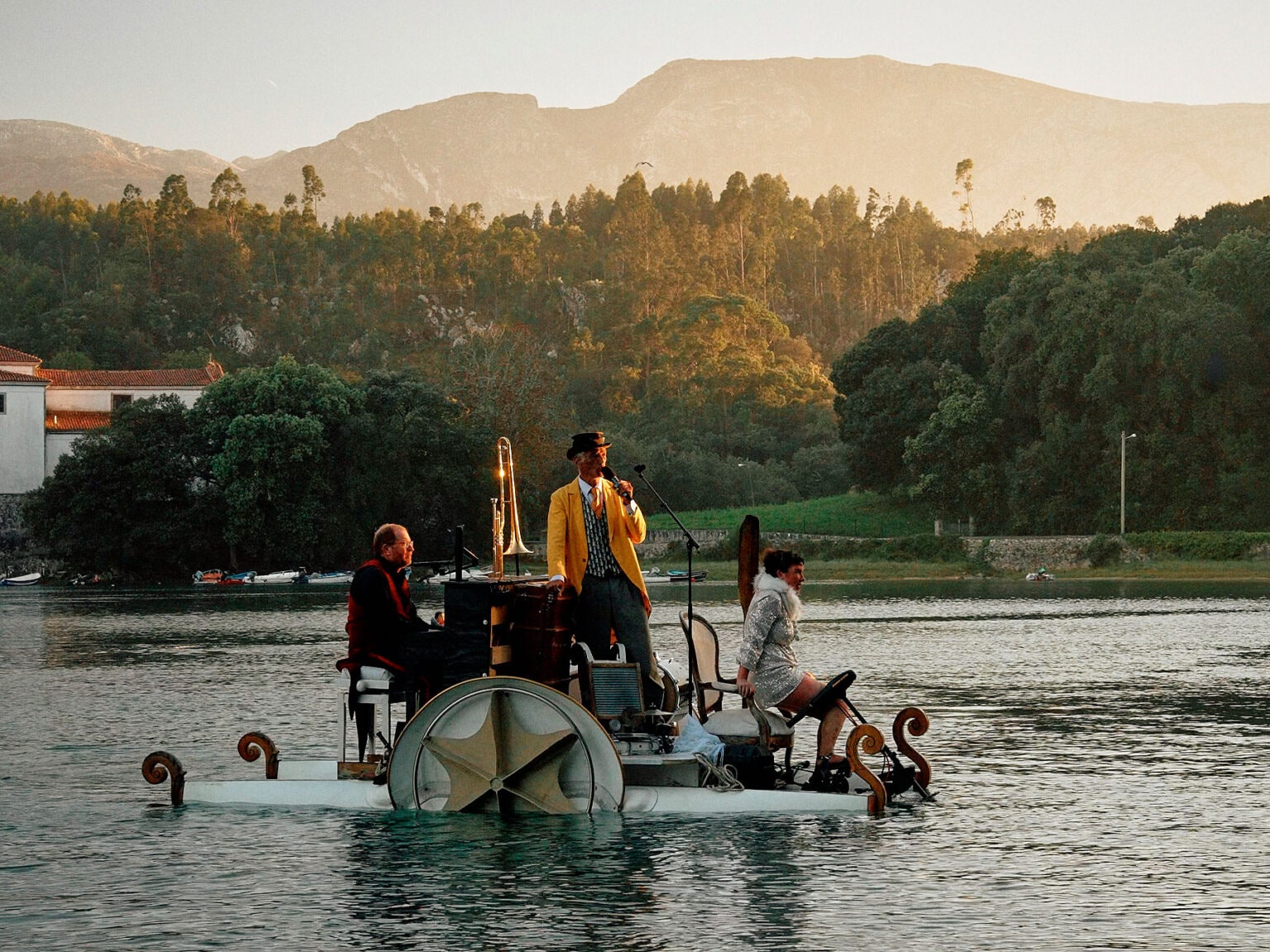 Los conciertos de piano sobre el agua vuelven a los lagos y embalses más bellos de España este agosto