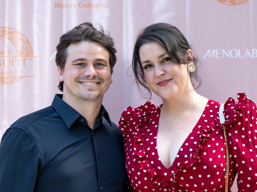 Jason Ritter Recalls Struggle with Alcoholism Before Marrying Melanie Lynskey