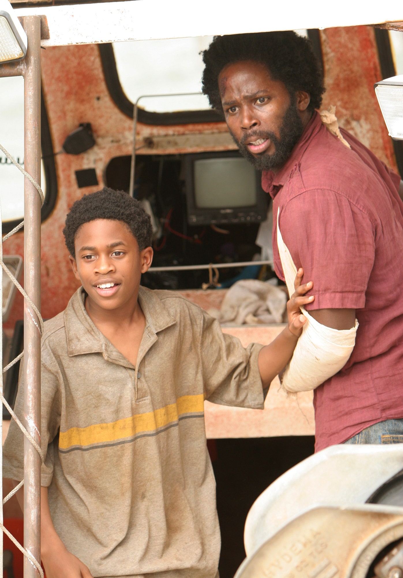 Malcolm David Kelley and Harold Perrineau in the season two finale.